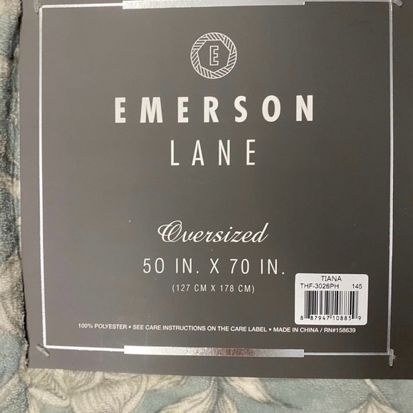 Emerson Lane TIANA Oversized 50” by 70” Throw. - Picture 2 of 6